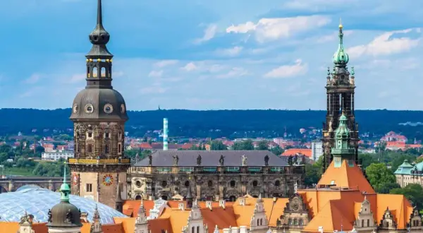 Vy över Dresden, Tyskland med sina imponerande torn och tak. En vacker vy över staden.