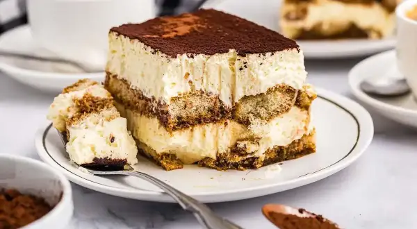 En krämig bit tiramisu med kaffe och kakao, perfekt för ett enkelt tiramisu recept.