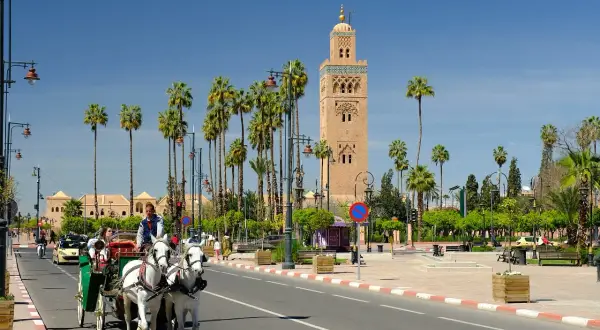 Häst och vagn i Marrakech, med Koutoubia-moskén i bakgrunden. En resa till Marrakech kan kännas farligt för vissa, men detta är en vacker vy.