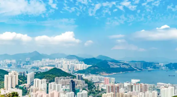 Vy över Hong Kongs tätbefolkade skyline med berg i bakgrunden. Visste du att Hong Kong har fler skyskrapor än någon annan stad i världen?