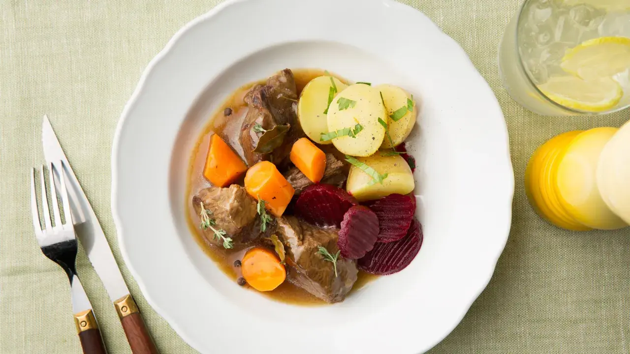 En tallrik med en klassisk kalops med mört kött, rotfrukter och potatis. Perfekt för ett mysigt höstkalas.