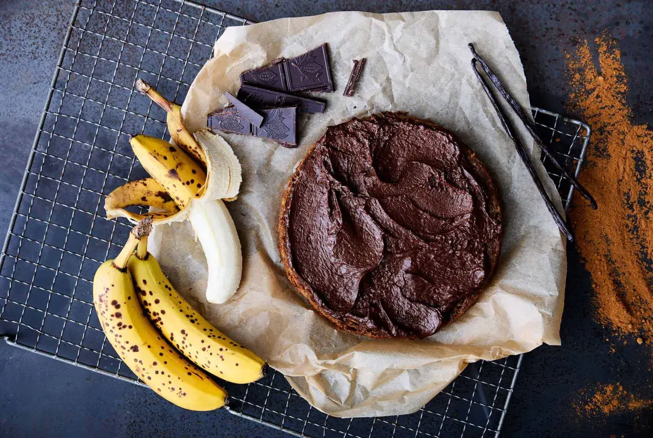 En saftig banankaka med chokladfrosting, bananer, chokladbitar och vaniljstänger. Perfekt för fikat!