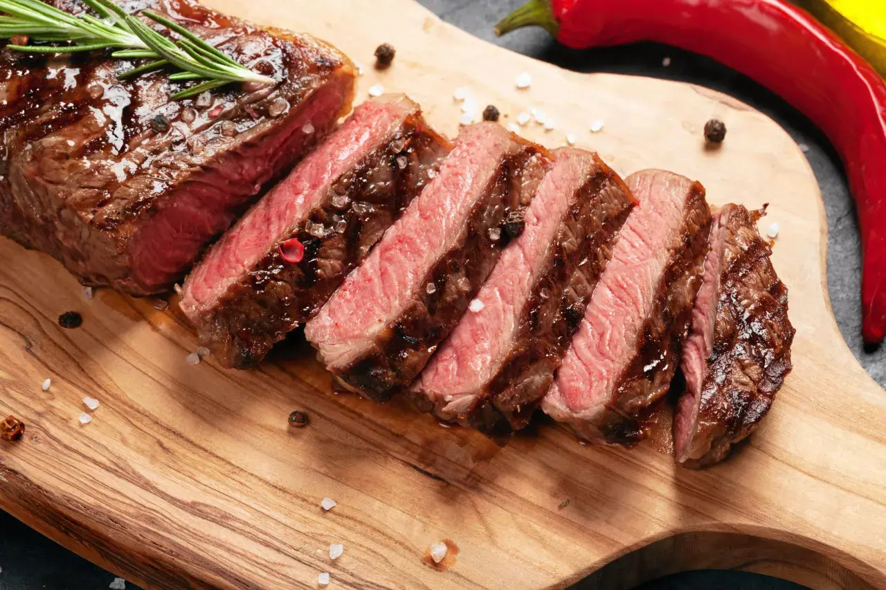 Saftig entrecote, perfekt stekt och skivad, med rosmarin och chilifrukter. Ett fantastiskt entrecote recept för alla köttälskare.