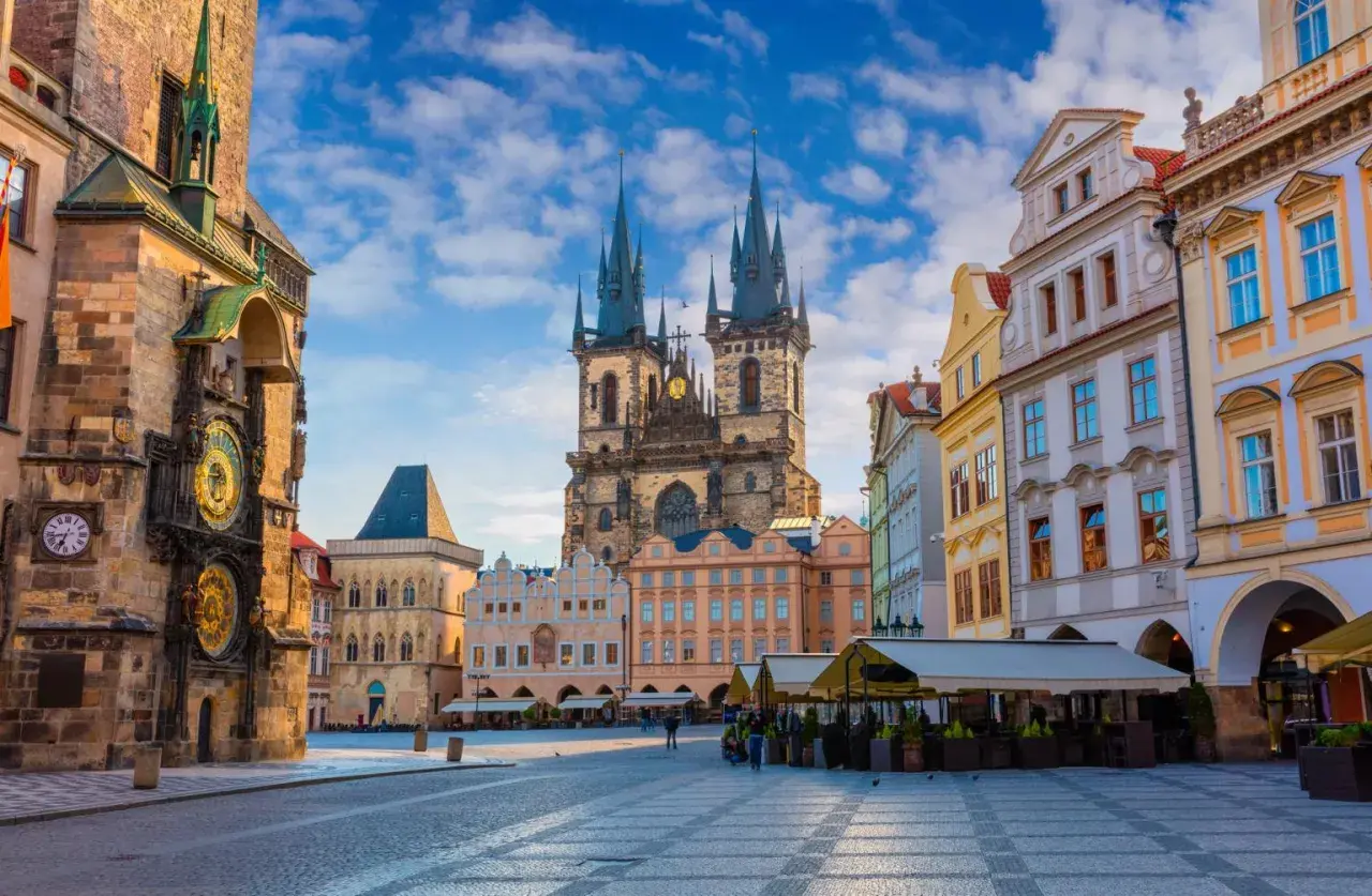 Gamla torget i Prag med sitt astronomiska ur och Týnkyrkan. Perfekt för en weekend i Prag.