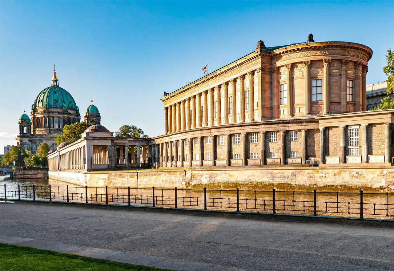 Berlin Cathedral och Altes Museum vid floden Spree, en del av Berlins museumö som erbjuder några av de bästa museerna i Berlin.