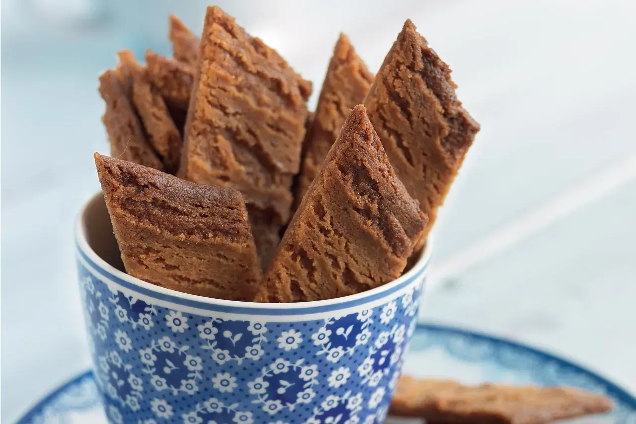 Krispiga kolakakor i ett blåvitt mönstrat krus. Perfekt för fikat, här är ett enkelt kolakakor recept.