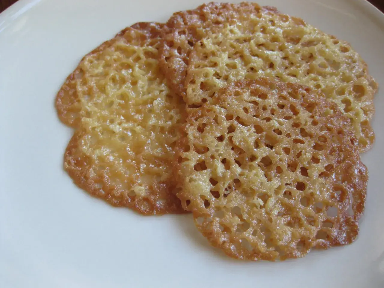 Tre gyllene havreflarn, perfekta för ett enkelt havreflarn recept. Krispiga och tunna, redo att avnjutas.