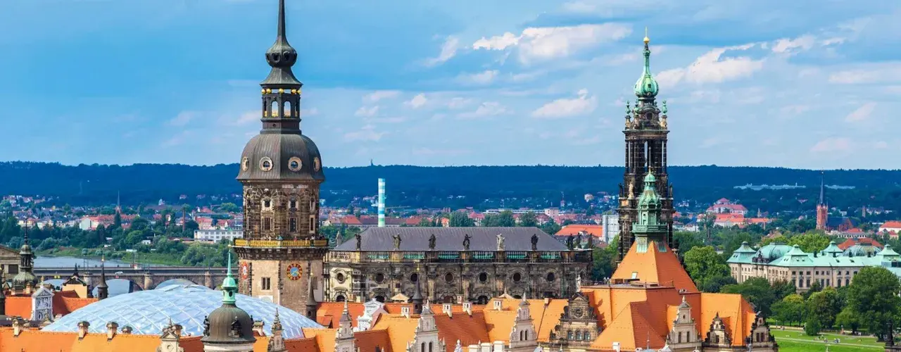 Vy över Dresden, Tyskland med sina imponerande torn och tak. En vacker vy över staden.