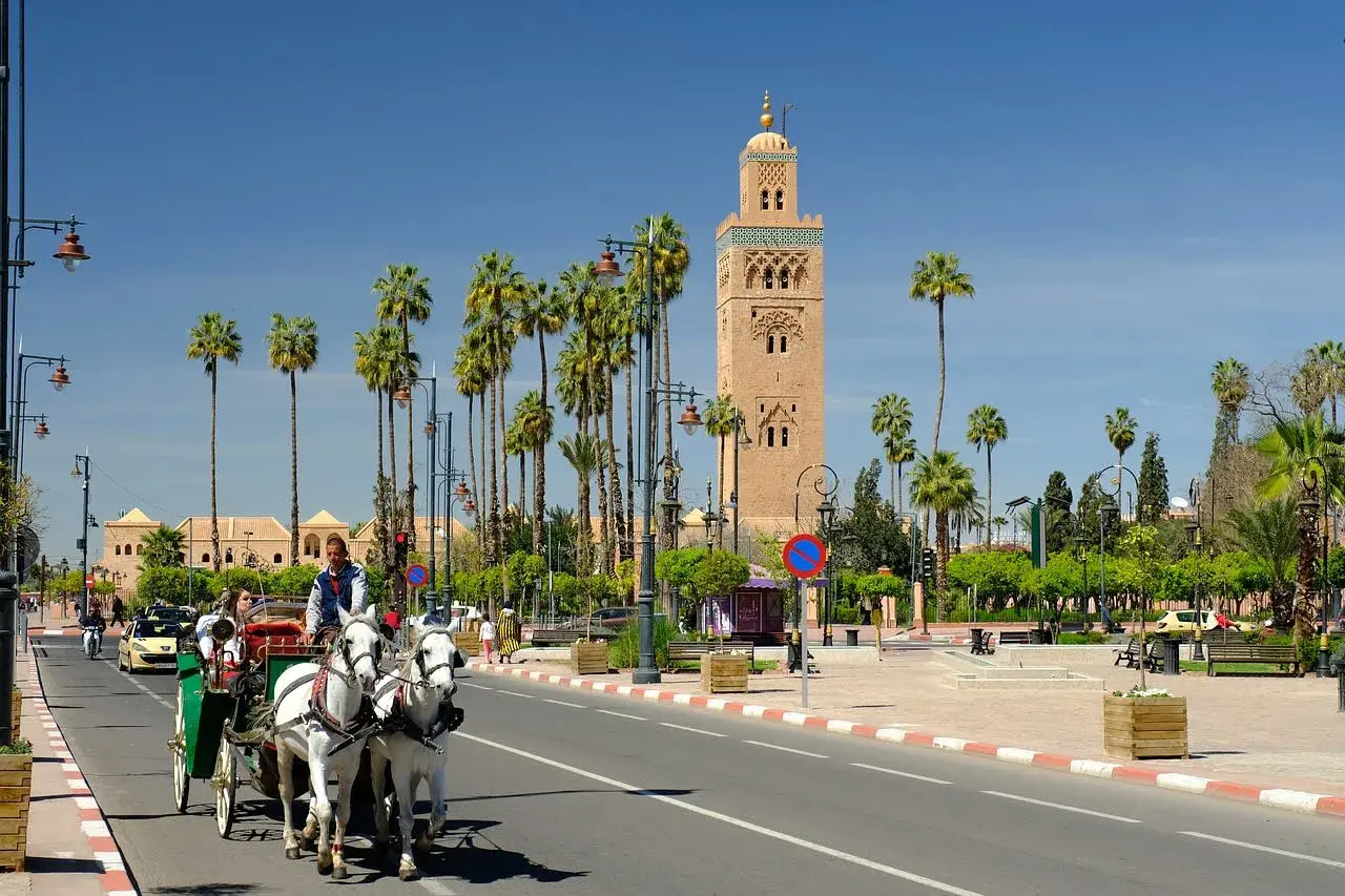 Häst och vagn i Marrakech, med Koutoubia-moskén i bakgrunden. En resa till Marrakech kan kännas farligt för vissa, men detta är en vacker vy.