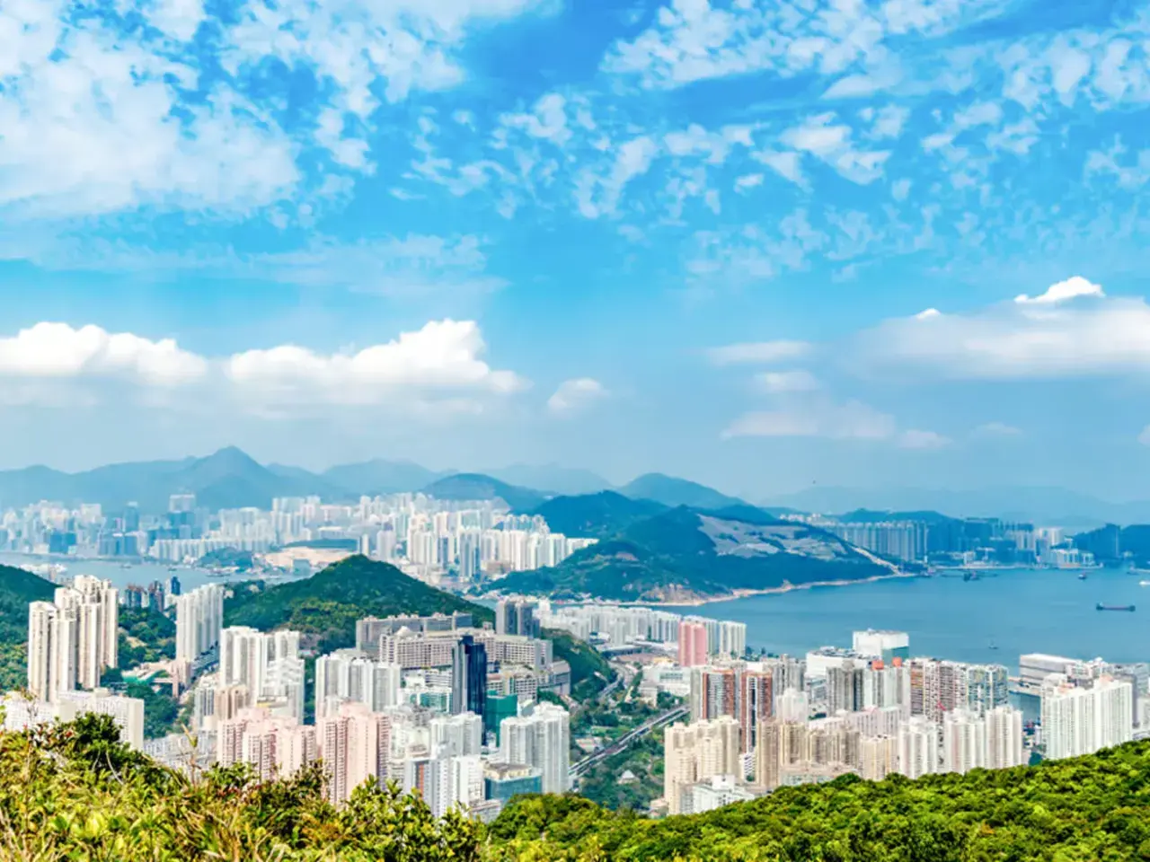 Vy över Hong Kongs tätbefolkade skyline med berg i bakgrunden. Visste du att Hong Kong har fler skyskrapor än någon annan stad i världen?