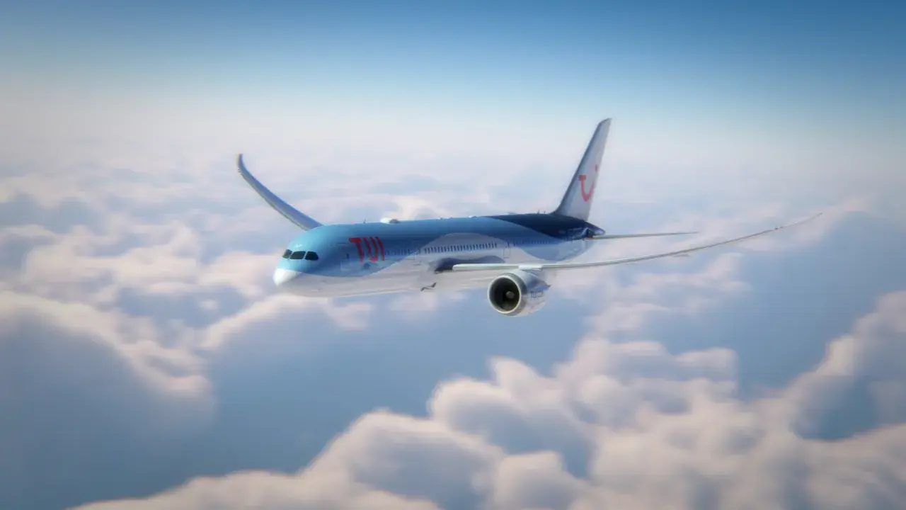 Ett TUI-flygplan flyger över molnen, på väg mot Kap Verde. Flygtiden är snart över.
