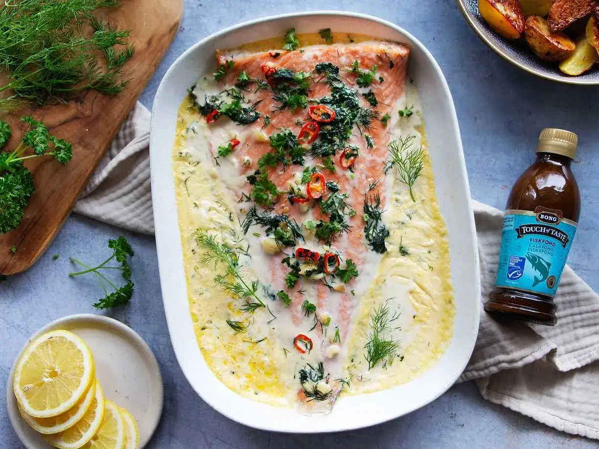 Lax i ugn i kr&auml;mig s&aring;s med dill och chili. Serveras med citron och rostade potatisar.