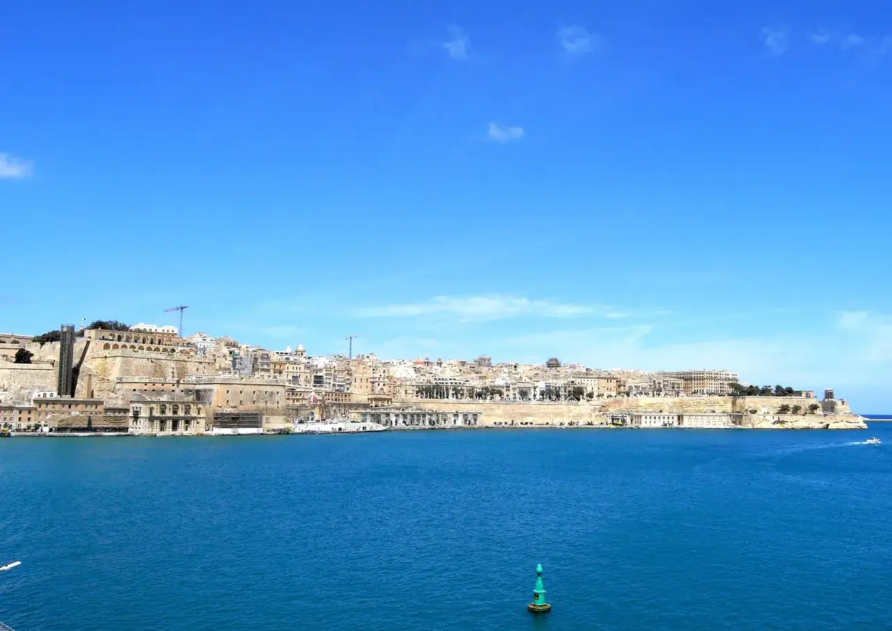 En vy &ouml;ver Maltas huvudstad, Valletta, med dess historiska bef&auml;stningar och byggnader som reser sig mot en klarbl&aring; himmel.