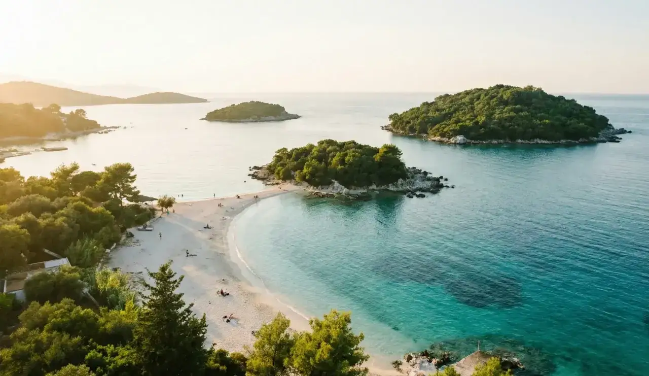 Vacker strand med turkost vatten och gr&ouml;na &ouml;ar. Perfekt f&ouml;r albanien turism.