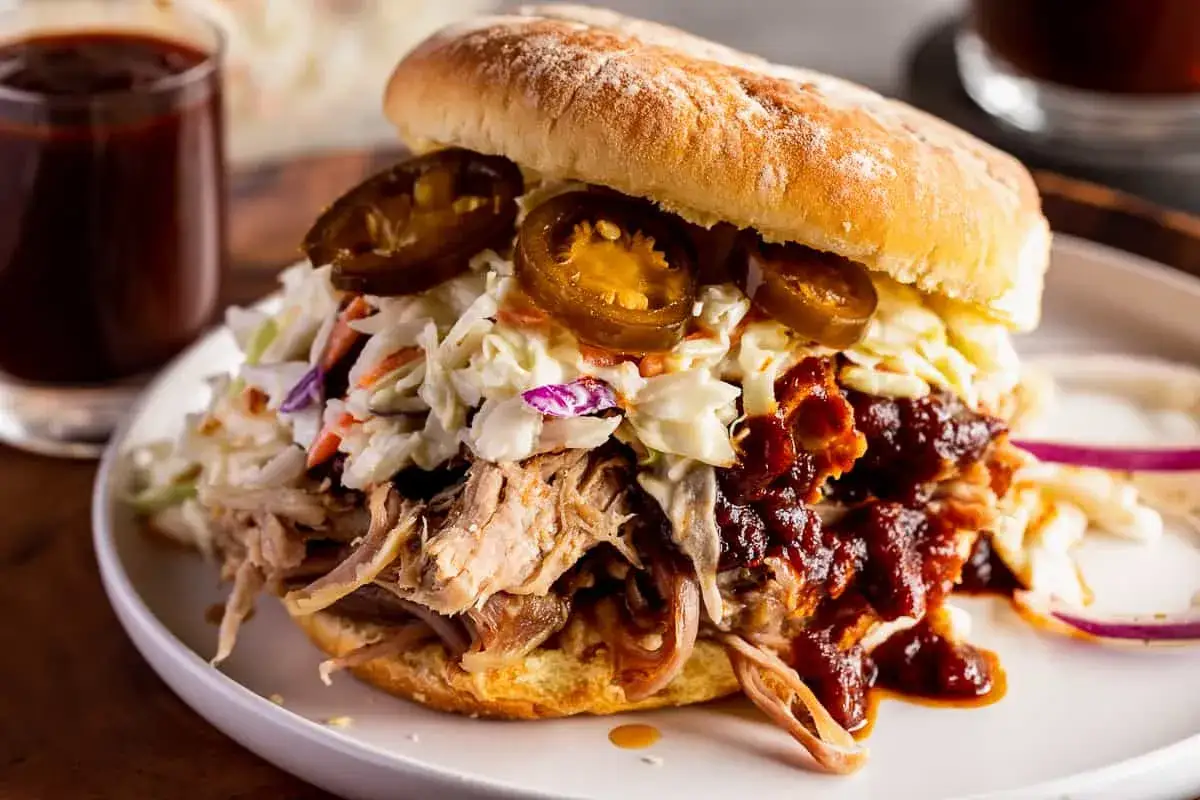 En saftig pulled pork-macka med krispig coleslaw, jalape&ntilde;os och en gener&ouml;s BBQ-s&aring;s.