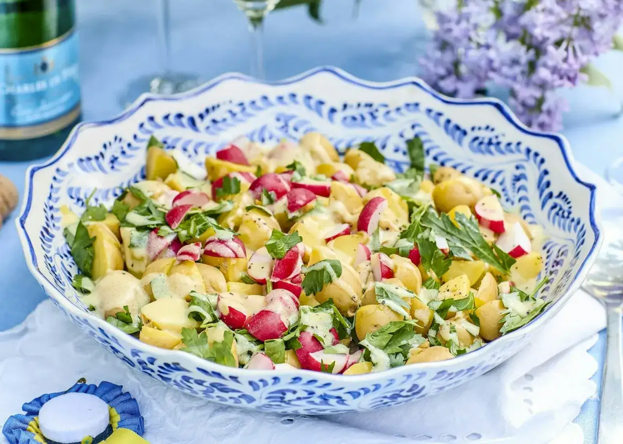 Somrig potatissallad med r&auml;disor och &ouml;rter, perfekt som tillbeh&ouml;r eller som en l&auml;tt lunch. Ett enkelt pastasallad recept f&ouml;r varma dagar.