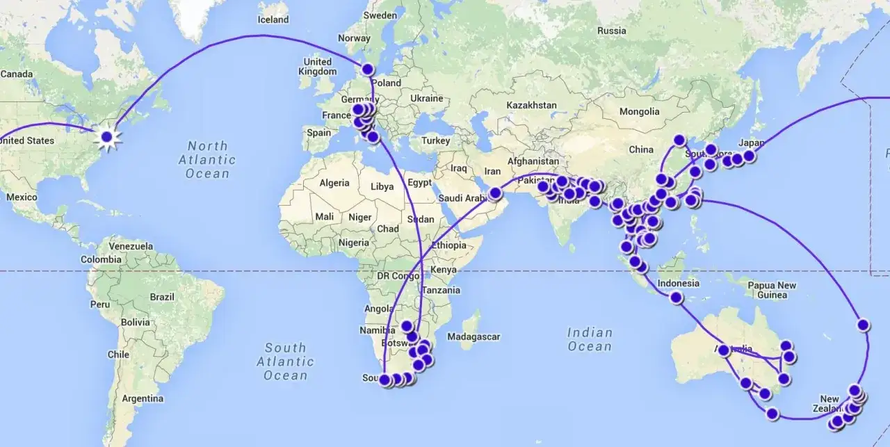 En v&auml;rldskarta visar en lila rutt som korsar kontinenter och hav, fr&aring;n USA &ouml;ver Europa, Afrika, Asien, Australien och Nya Zeeland. En resa som v&auml;cker fr&aring;gan: vad kostar en jorden runt resa?