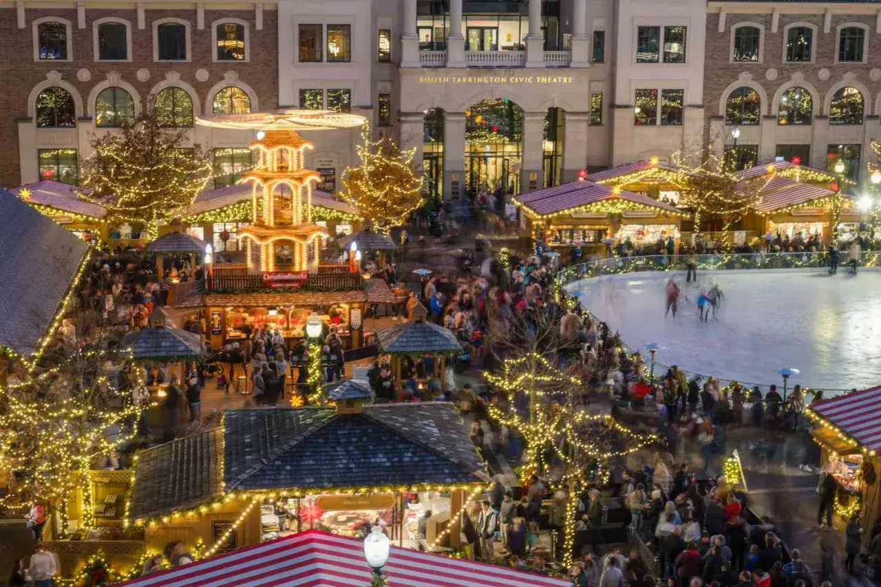 En livlig julmarknad i Europa med folk som njuter av isbanan och st&aring;nd. En traditionell julmarknad som sprider gl&auml;dje.