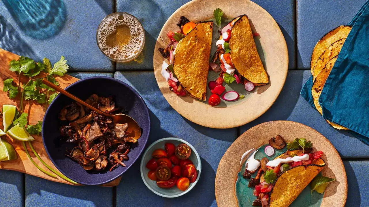 Krispiga tacos med svampfyllning, tomater, r&auml;disor och en klick gr&auml;ddfil. Perfekta vegetariska recept f&ouml;r en festm&aring;ltid.