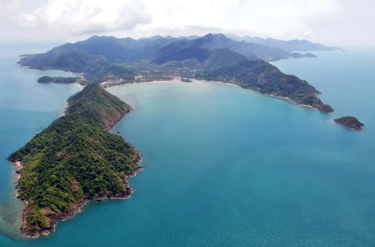 Luftvy &ouml;ver Ko Chang, Thailand. Gr&ouml;na berg m&ouml;ter turkost hav vid en bukt med str&auml;nder och sm&aring; &ouml;ar.