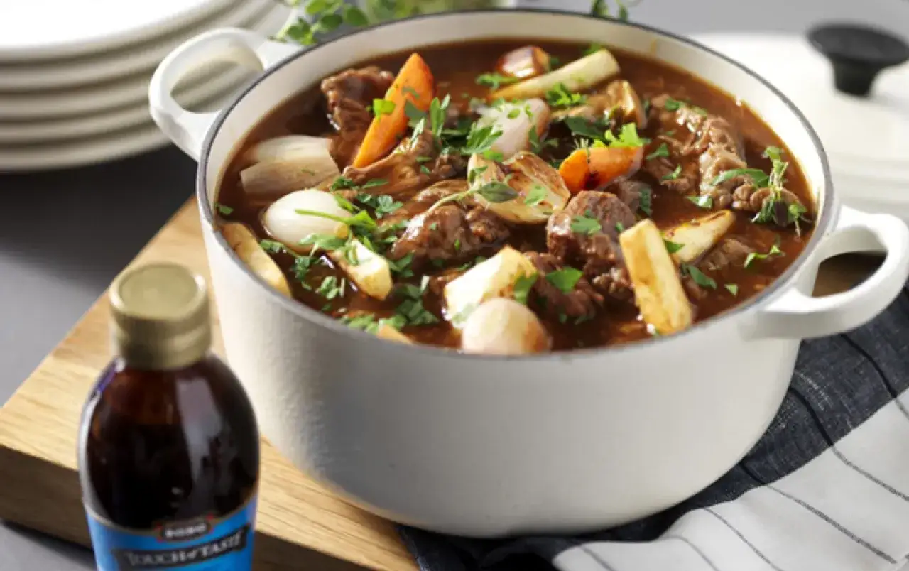 En mustig gryta med k&ouml;tt, rotfrukter och &ouml;rter. Perfekt som recept f&ouml;r en v&auml;rmande middag.