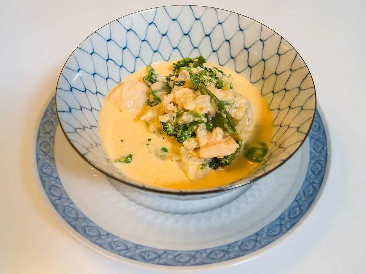 Kr&auml;mig fisksoppa med lax och broccoli. Ett enkelt och gott fisksoppa recept f&ouml;r en mysig middag.