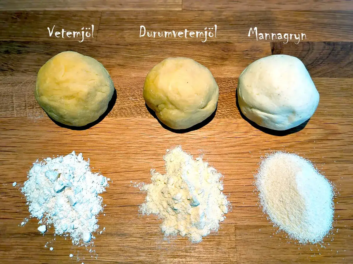 Tre degbollar av vetemj&ouml;l, durumvetemj&ouml;l och mannagryn, med mj&ouml;let utspritt under. Perfekt f&ouml;r hemgjord pastadeg durumvete.