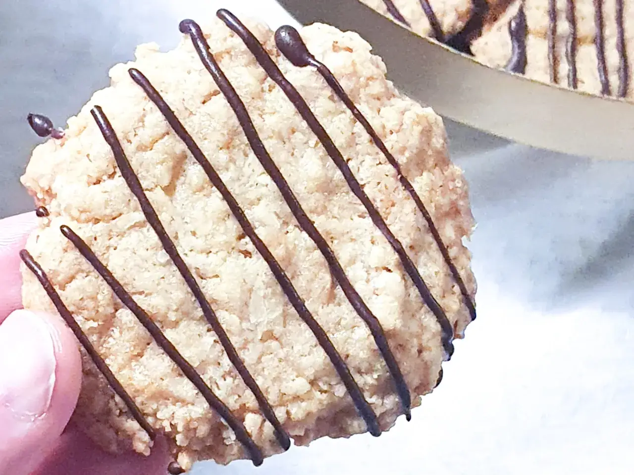 Ett krispigt havreflarn med chokladdrizzle, perfekt f&ouml;r ditt n&auml;sta havreflarn recept.