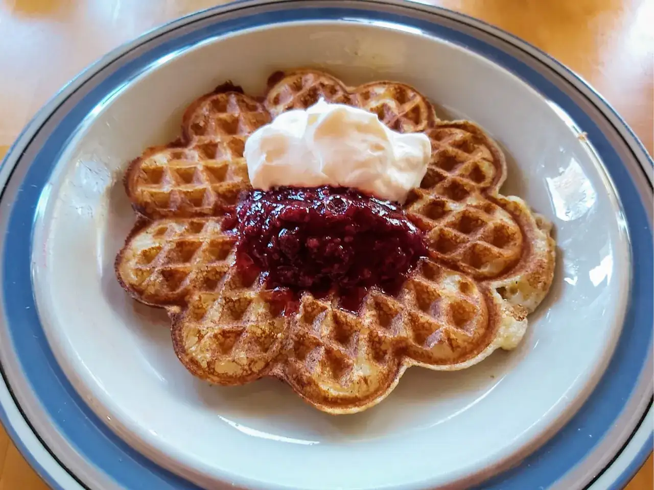 En hj&auml;rtformad v&aring;ffla med sylt och gr&auml;dde. Ett perfekt frasv&aring;fflor recept f&ouml;r en mysig fika.
