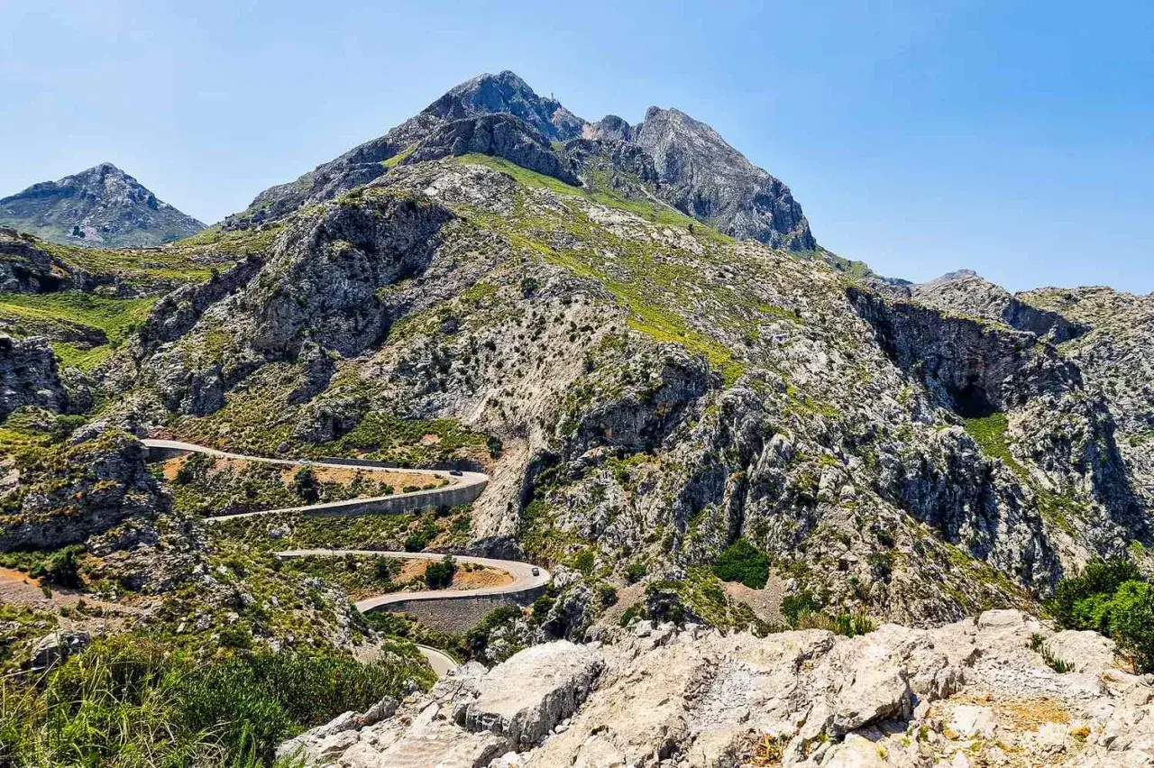 En slingrande v&auml;g kl&auml;ttrar uppf&ouml;r ett stenigt berg med gr&ouml;nska. En dr&ouml;m f&ouml;r alla som &auml;lskar att cykla p&aring; Mallorca.
