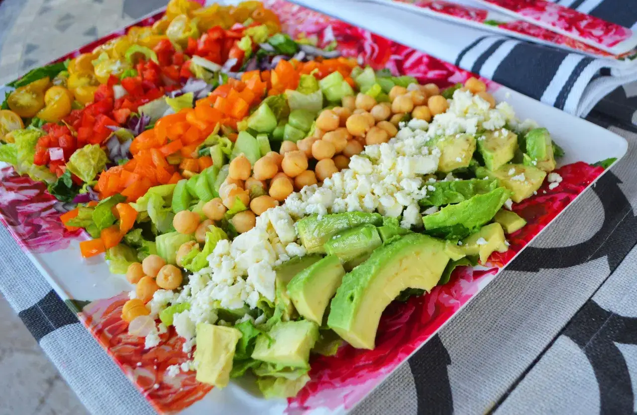 En f&auml;rgglad sallad med avokado, kik&auml;rtor och fetaost. Ett perfekt sallad recept f&ouml;r en l&auml;tt lunch.