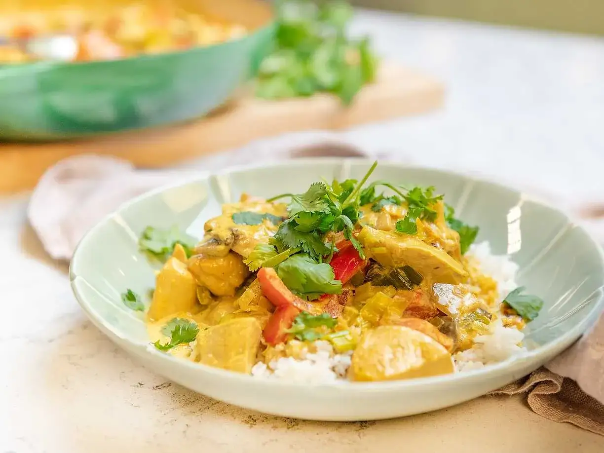 En kr&auml;mig curry med pulled chicken, serverad med ris och toppad med f&auml;rsk koriander. En smakrik och m&auml;ttande m&aring;ltid.