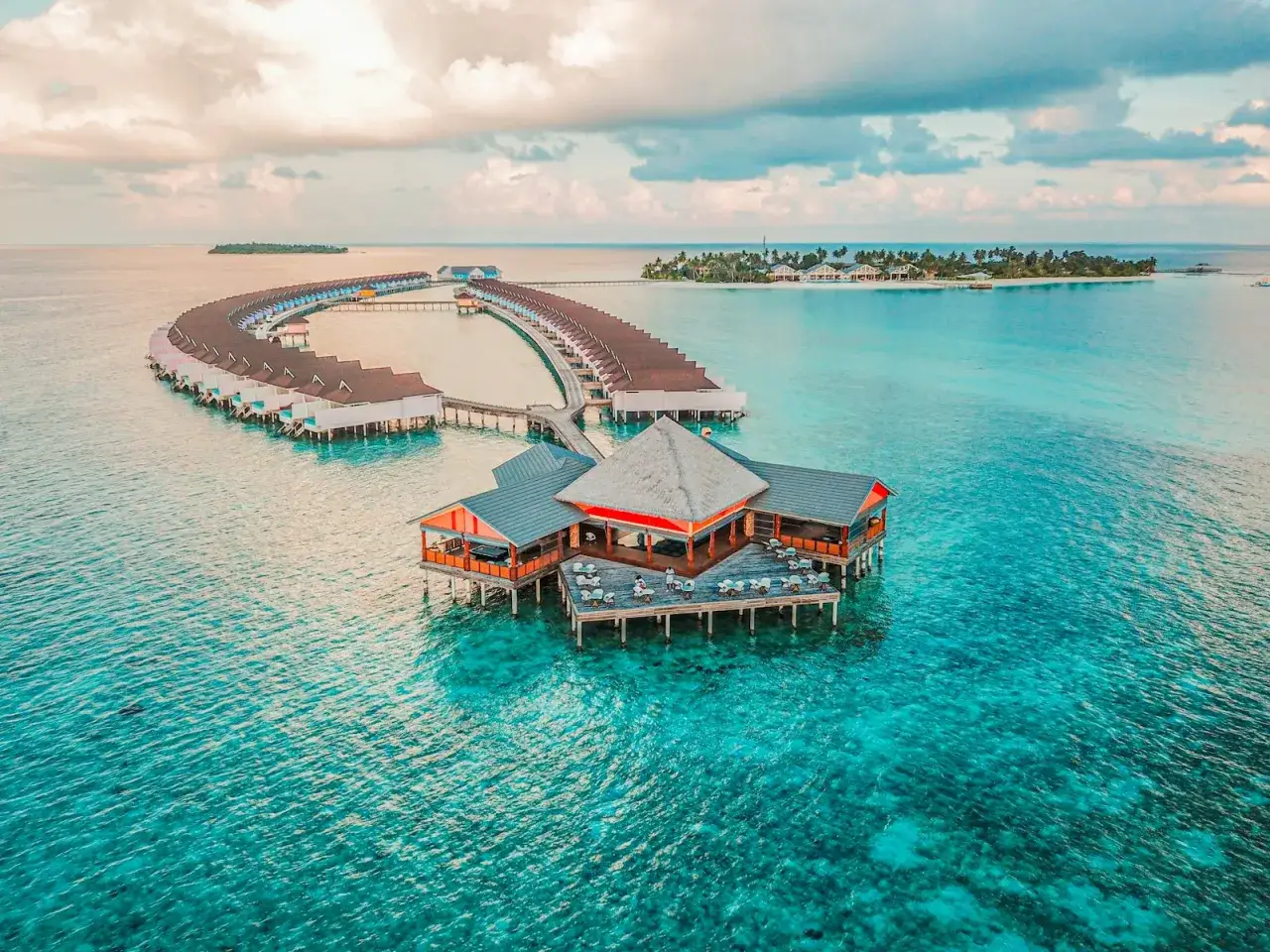 &Ouml;ver havet, en dr&ouml;mresa till Maldiverna eller Mauritius. Vattenvillor och en restaurang p&aring; p&aring;lar i turkost vatten.