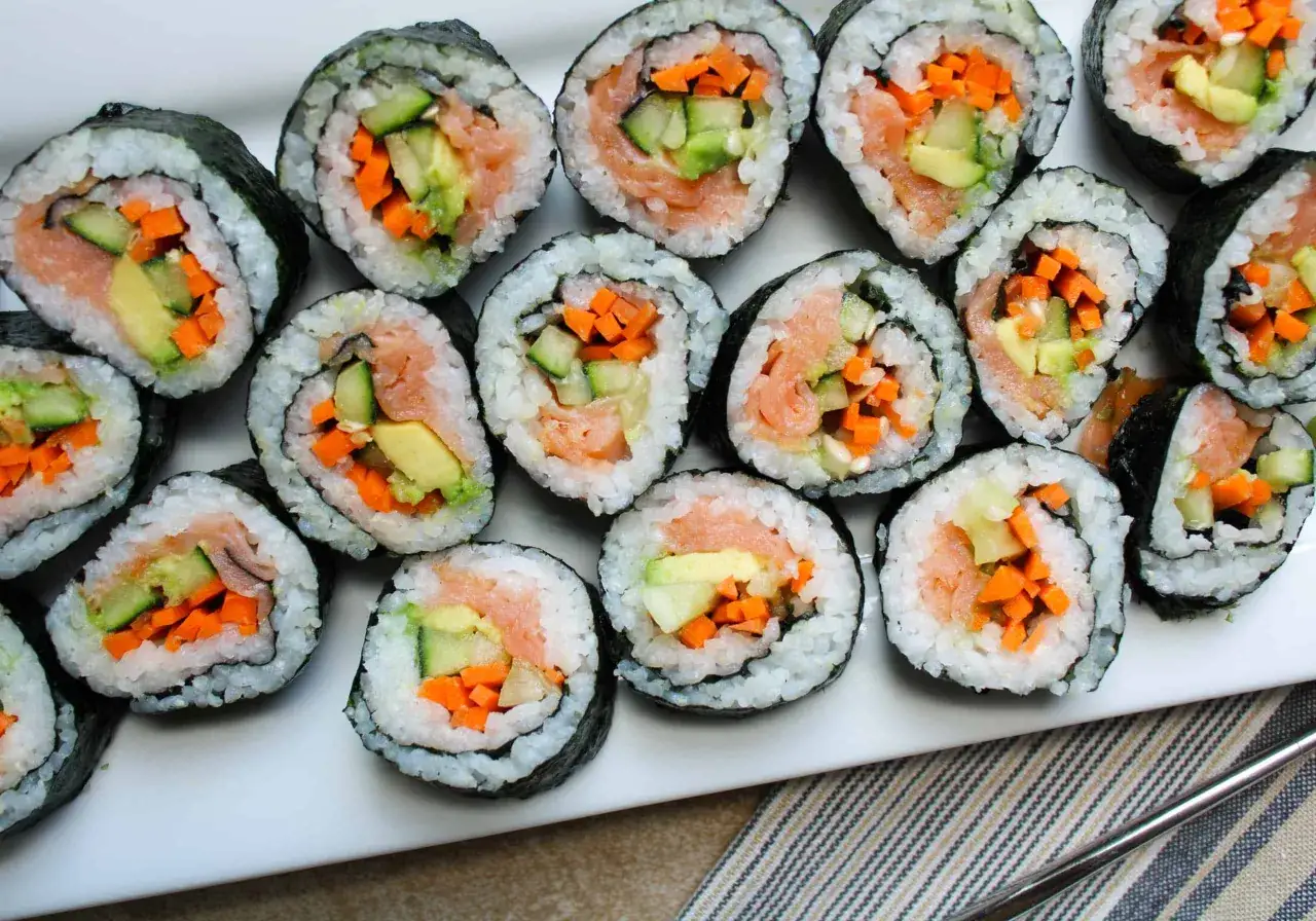 En tallrik med hemgjord sushi, perfekt f&ouml;r ett enkelt sushi recept. Rullarna &auml;r fyllda med lax, gurka och morot.
