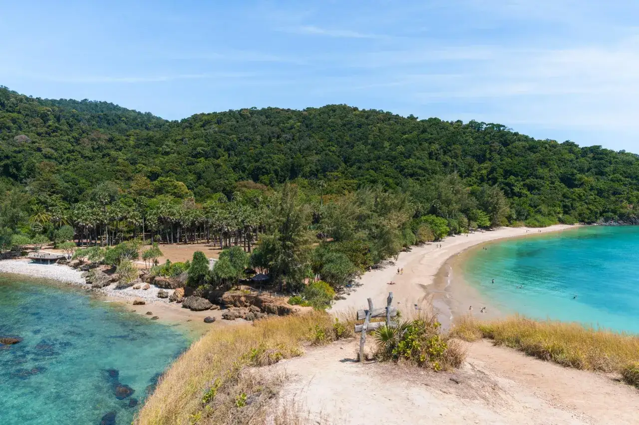 Vacker strand med turkost vatten och frodig gr&ouml;nska p&aring; Koh Lanta. En idyllisk plats f&ouml;r avkoppling.