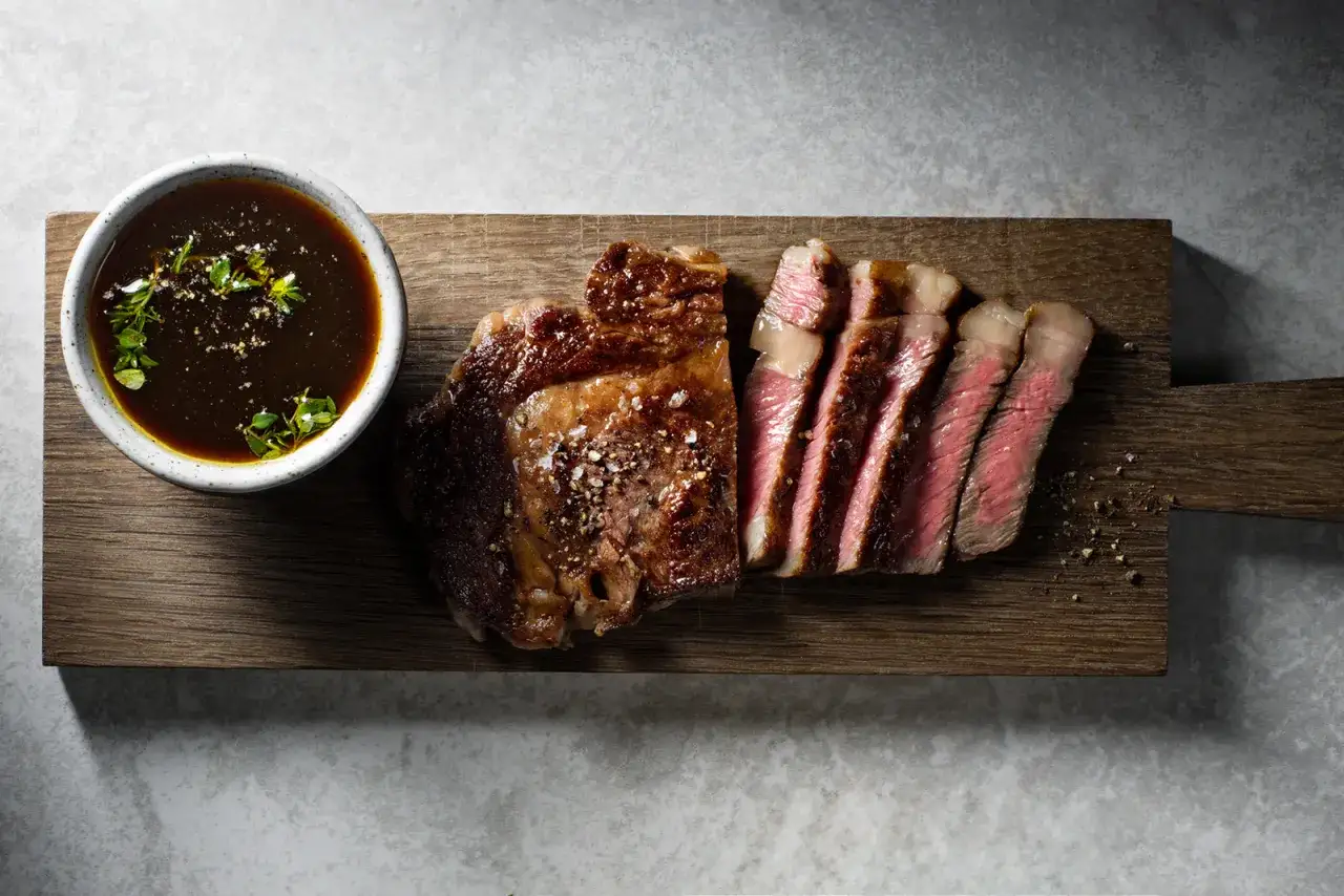 Perfekt stekt entrecote, skivad och serverad med en mustig s&aring;s. Ett fantastiskt entrecote recept f&ouml;r middagen.