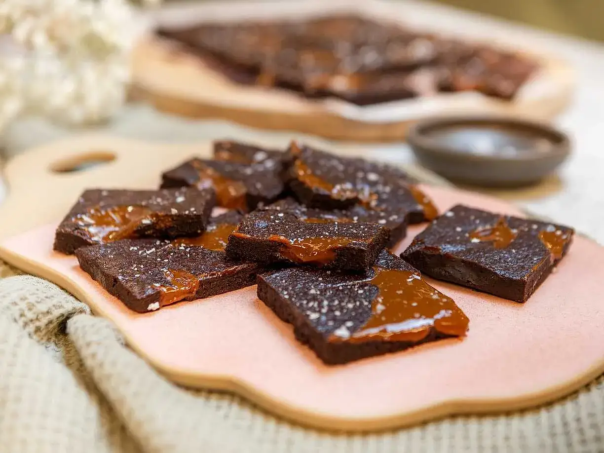 Mumsig kladdkaka i l&aring;ngpanna, skuren i bitar och toppad med salt karamells&aring;s och flingsalt. Perfekt f&ouml;r fikat!