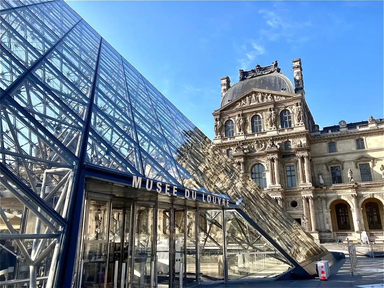 Louvren i Paris, en ikonisk glaspyramid framf&ouml;r en klassisk byggnad. Ett m&aring;ste f&ouml;r alla som &auml;lskar museer i Paris.