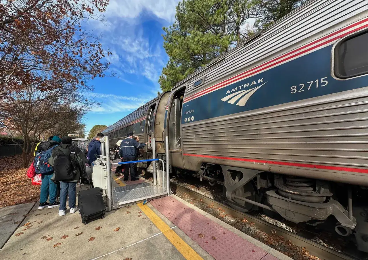 En rullstolsramp anv&auml;nds f&ouml;r att underl&auml;tta resa med rullstol ombord p&aring; ett Amtrak-t&aring;g.