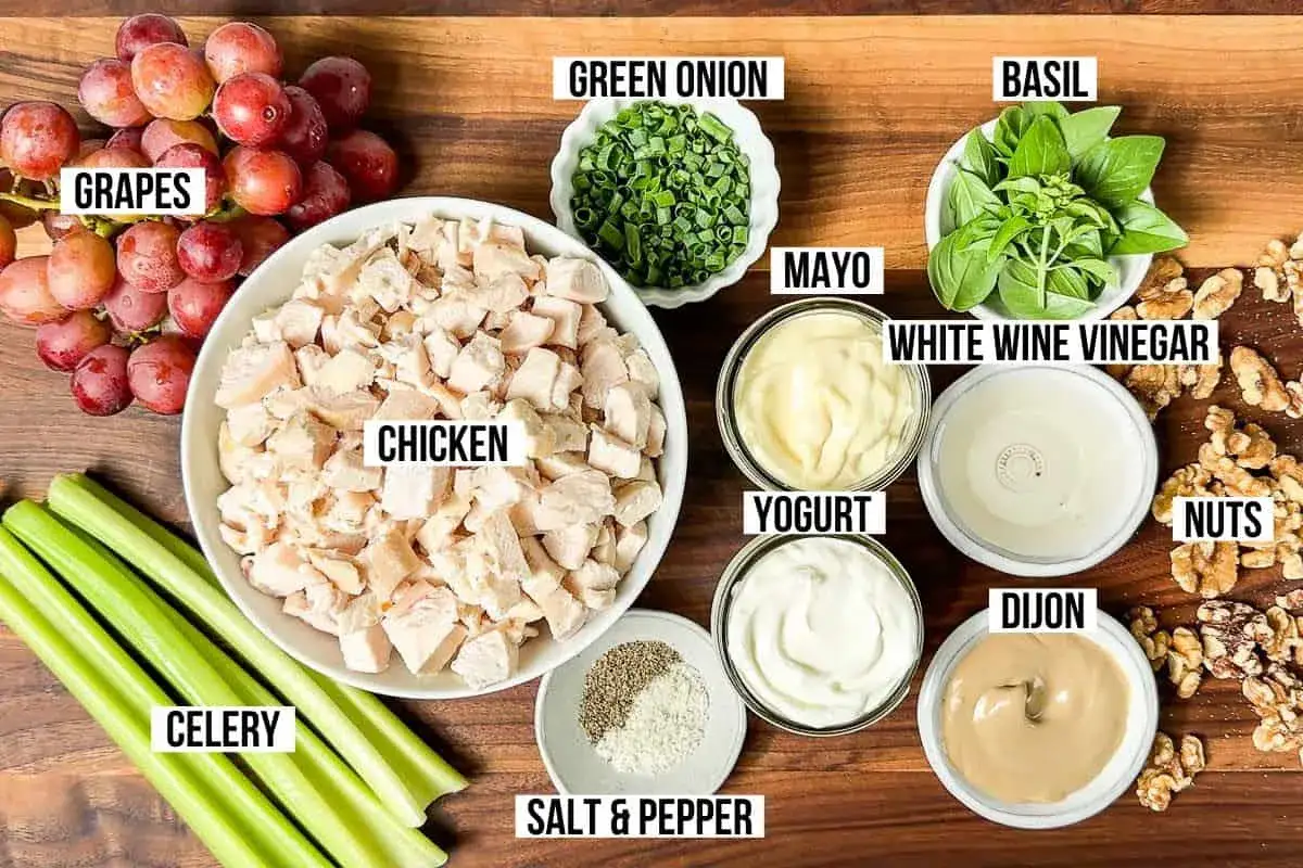 Ingredienser f&ouml;r kycklingsallad recept: kyckling, vindruvor, selleri, gr&ouml;n l&ouml;k, basilika, majonn&auml;s, yoghurt, vitvinsvin&auml;ger, senap, n&ouml;tter, salt & peppar.