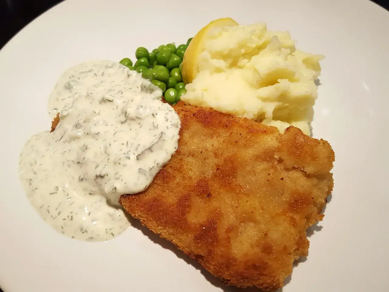 Panerad fisk med potatismos, gr&ouml;na &auml;rtor och en kr&auml;mig s&aring;s som p&aring;minner om skolans fisks&aring;s.