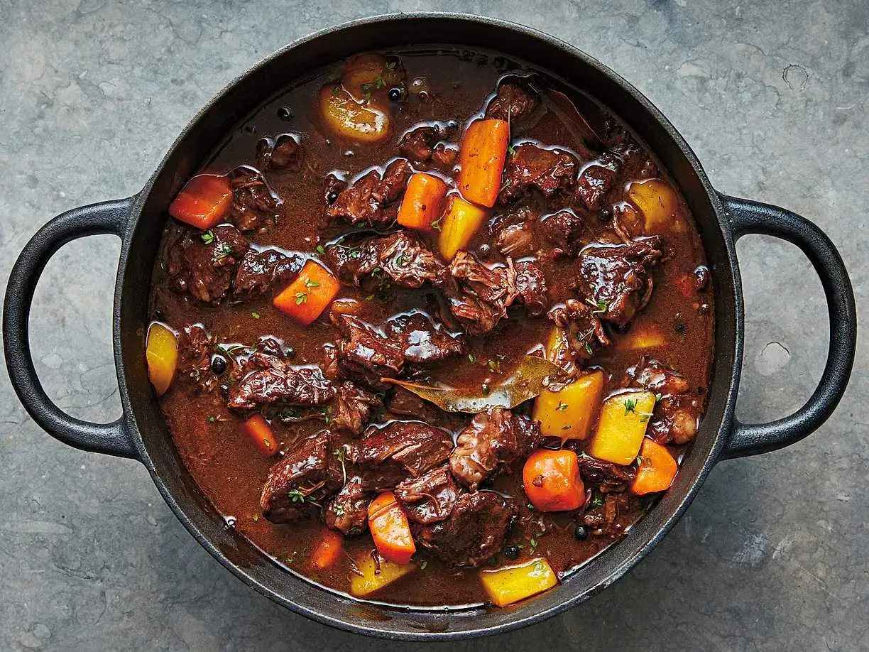 En mustig gryta med m&ouml;rt k&ouml;tt, mor&ouml;tter och potatis i en m&ouml;rk s&aring;s. Ett klassiskt kalops recept som doftar underbart.