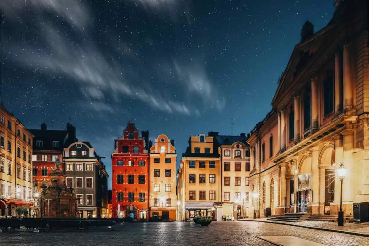 Stj&auml;rnklar natt &ouml;ver f&auml;rgglada hus i Gamla Stan, Stockholm. En magisk vy &ouml;ver stadens hj&auml;rta.