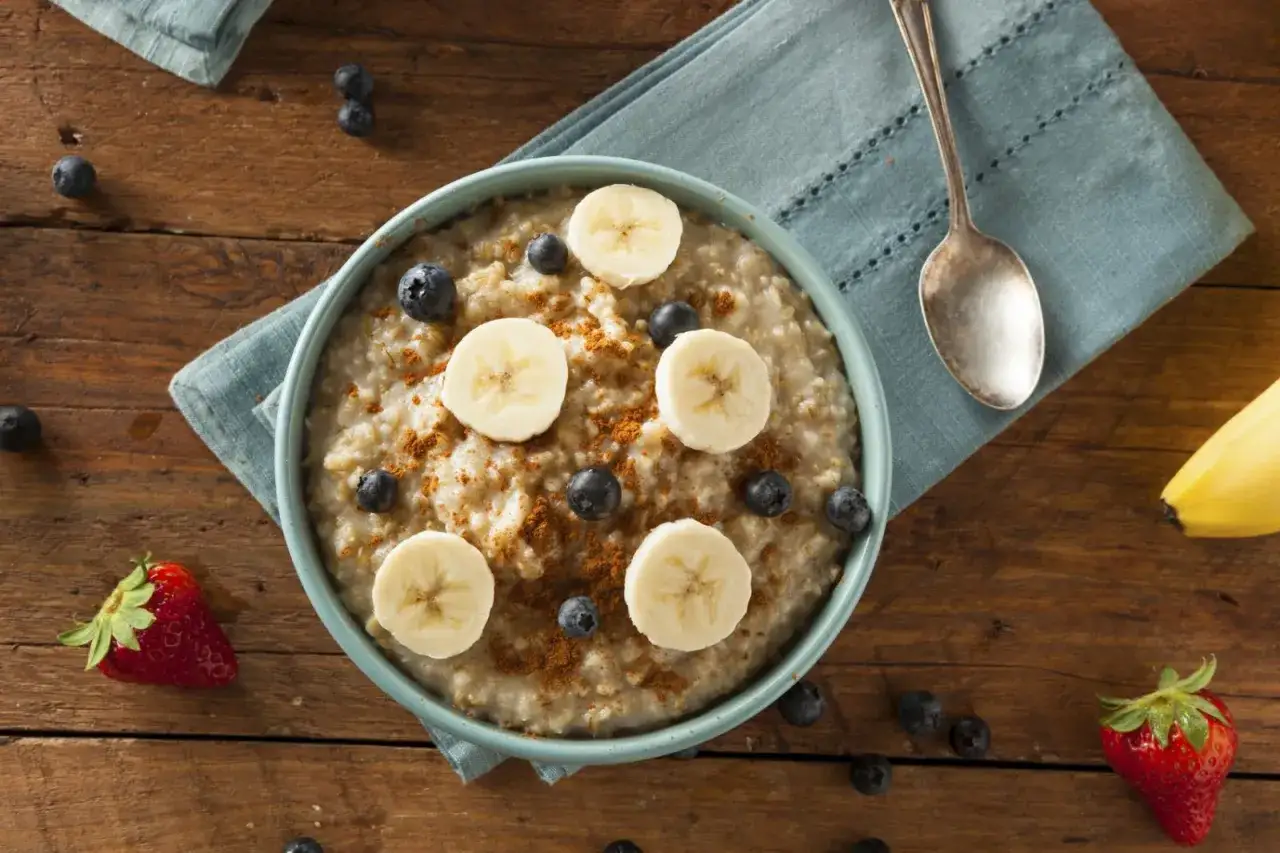 Enkel nyttig frukost: havregrynsgr&ouml;t med banan, bl&aring;b&auml;r och kanel. En perfekt start p&aring; dagen!