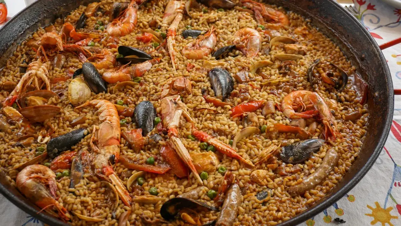 Stor paella med r&auml;kor, musslor och ris. Ett perfekt paella recept f&ouml;r en festm&aring;ltid.