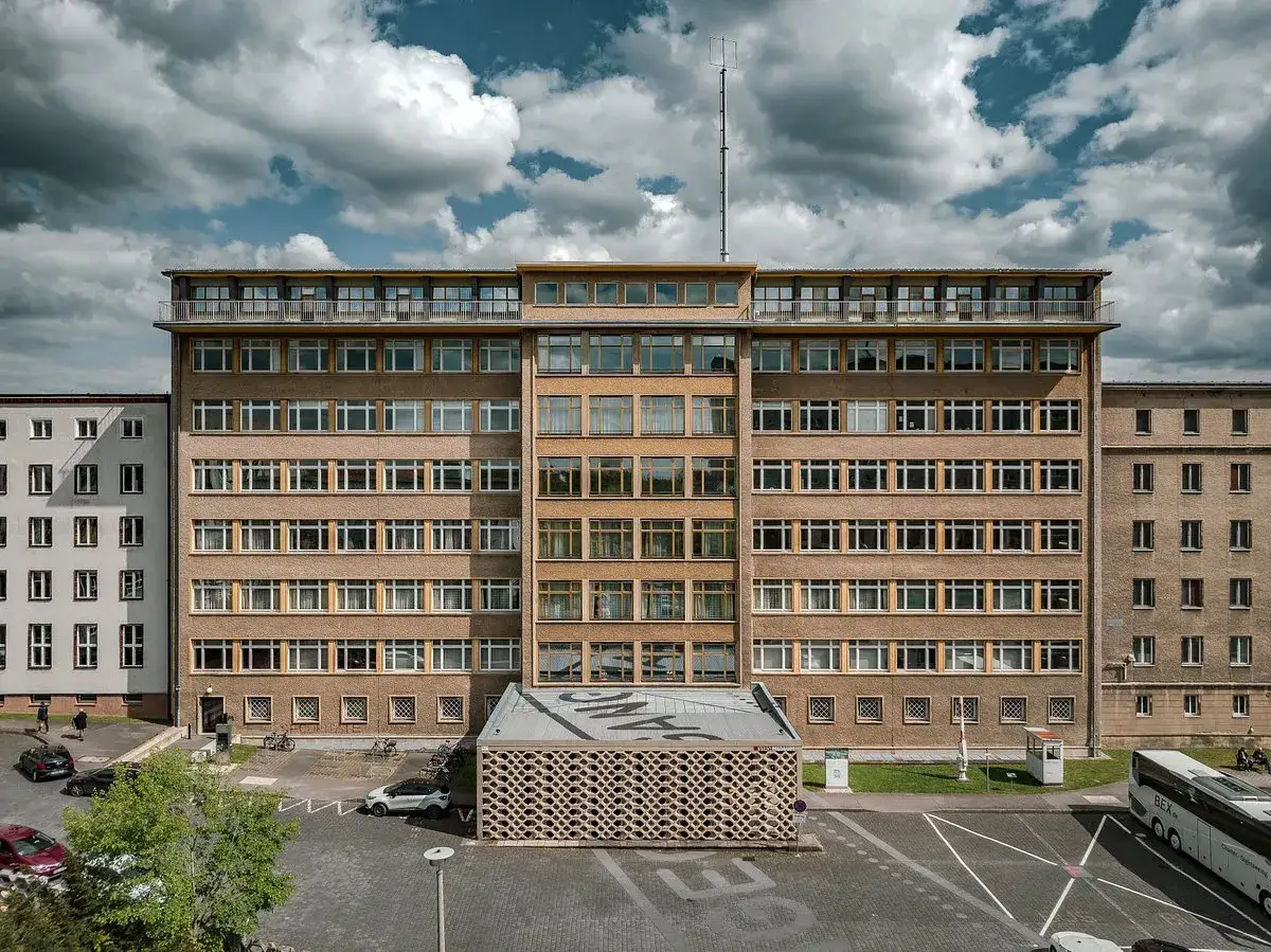 Ett modernt museum i Berlin, inrymt i en imponerande byggnad med m&aring;nga f&ouml;nster. En unik, m&ouml;nstrad struktur framf&ouml;r byggnaden f&aring;ngar &ouml;gat.