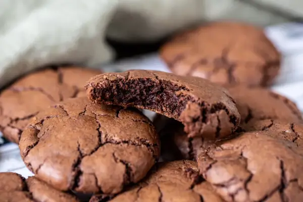Mörka chokladkakor, perfekta för fika. Ett enkelt fika recept som ger härligt sega kakor med sprickigt yttre.