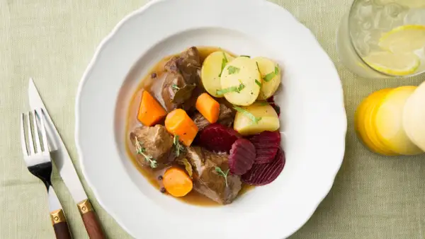 En tallrik med en klassisk kalops med mört kött, rotfrukter och potatis. Perfekt för ett mysigt höstkalas.