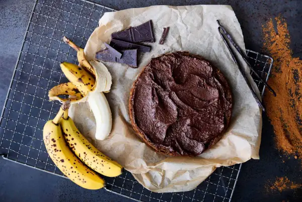 En saftig banankaka med chokladfrosting, bananer, chokladbitar och vaniljstänger. Perfekt för fikat!