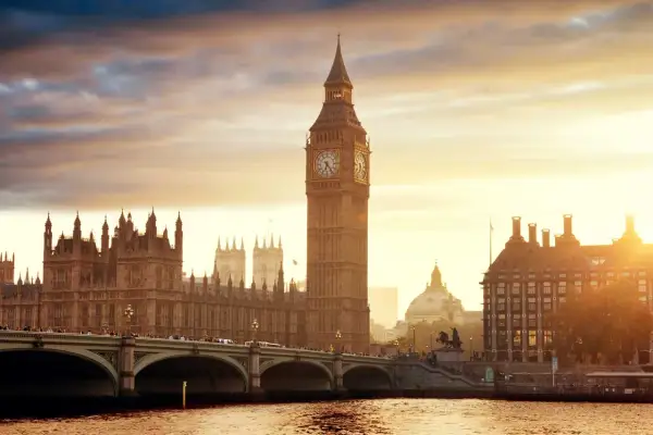 Big Ben och Houses of Parliament vid solnedgången, en ikonisk del av London.